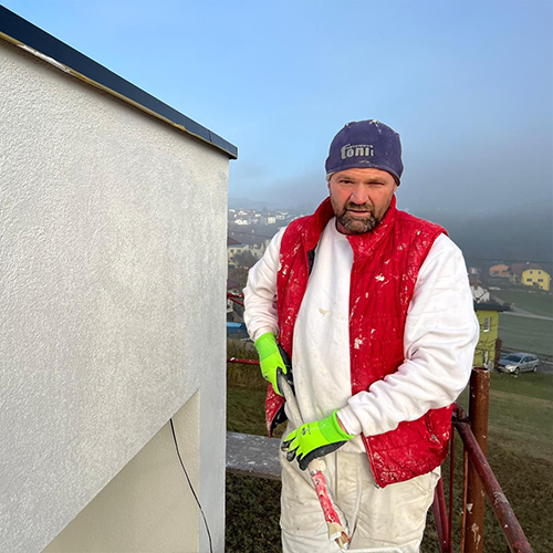 Fassadenanstrich für Neubau und Sanierung verbessert die Optik und verlängert die Lebensdauer der Oberfläche. Hochwertige Materialien sorgen für ein langlebiges Ergebnis.Hausfassade streichen in Oberösterreich – saubere Umsetzung für moderne und gepflegte Gebäude. Der Anstrich schützt und verbessert gleichzeitig das Erscheinungsbild.